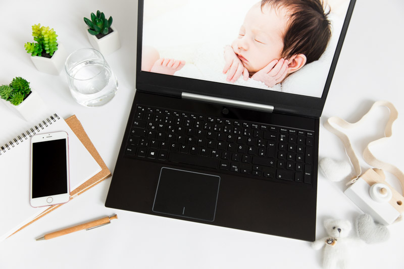 Imagefoto Laptop, Kontaktaufnahme zur Babyfotografin Cornelia Eberl, pure-photography, Newborn Fotos Steiermark