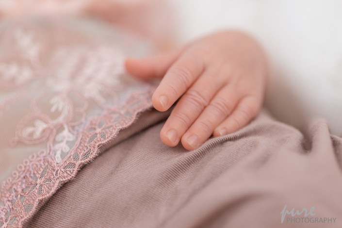 Newbornfoto Maedchen, Babyfotoshooting Steiermark, Detailaufnahme Hand