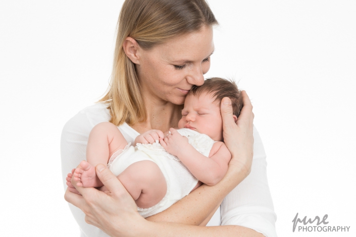 Newbornshooting, Mama und Baby, Mama küsst Baby, Neugebornenshooting Graz