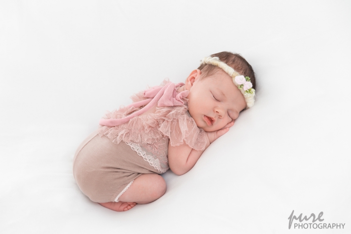 Neugeborenenshooting Steiermark, Newborn Fotoshooting Graz, Babyshooting Steiermark, Baby rosa Outfit