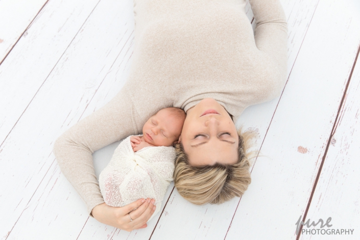 Mama mit Baby, Babyfoto nach Geburt, Newbornshooting Graz, Neugeborenenshooting