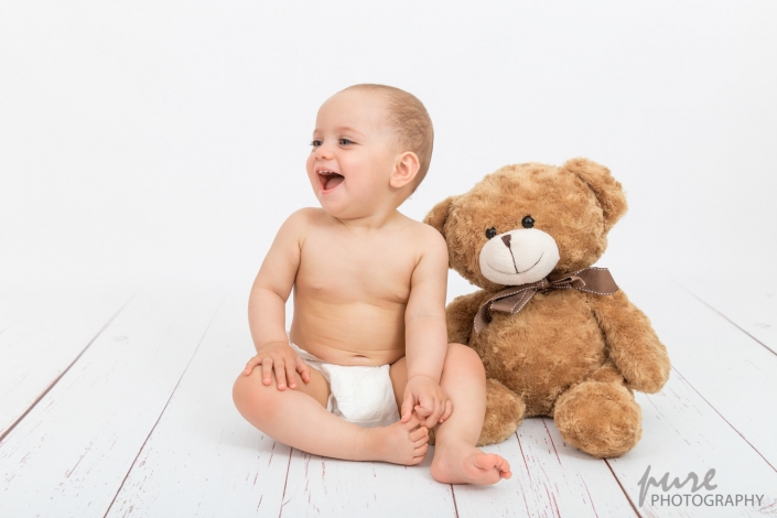 Babyfotos, Babyfotoshooting, Fotos mit Teddybär, Kinderfotografin Graz