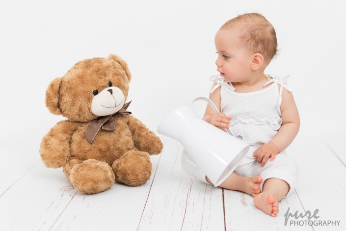 Kinderfotografin Graz, Fotoshooting Teddybär, Fotos einjähriges Mädchen