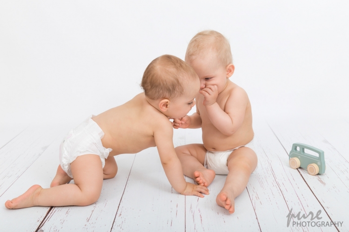 Kinderfotografin Graz, Zwillingsfotos, Fotoshooting Zwillinge Graz, Geschwisterfotos
