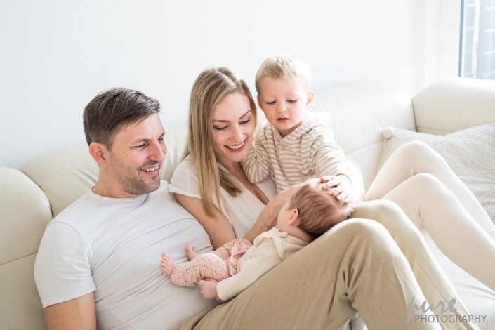 Fotos im eigenen Wohnzimmer, Fotoshooting zuhause, Babyfotos in privater Umgebung, Steiermark, Baby Fotografin Frohnleiten